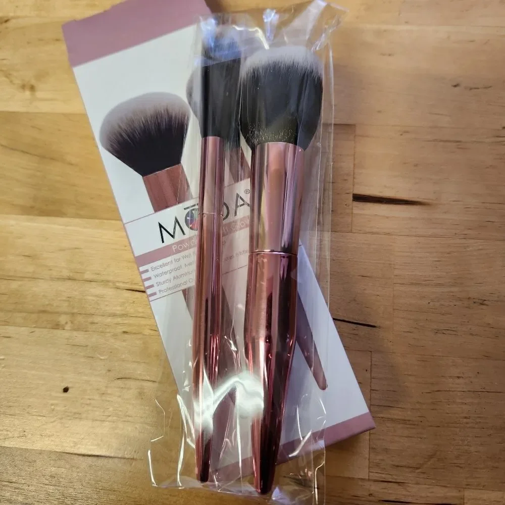 Moda Set of 2 Makeup Brushes. Powder Brush and Soft Glow Brush.